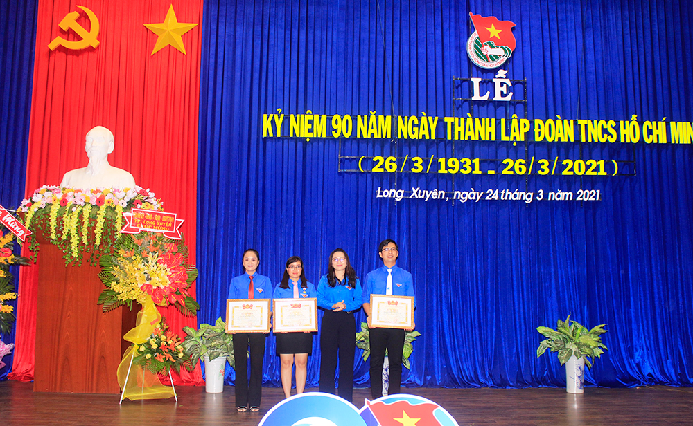 Long Xuyên kỷ niệm 90 năm ngày thành lập Đoàn và ra mắt sách lịch sử truyền thống