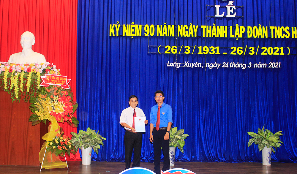 Long Xuyên kỷ niệm 90 năm ngày thành lập Đoàn và ra mắt sách lịch sử truyền thống