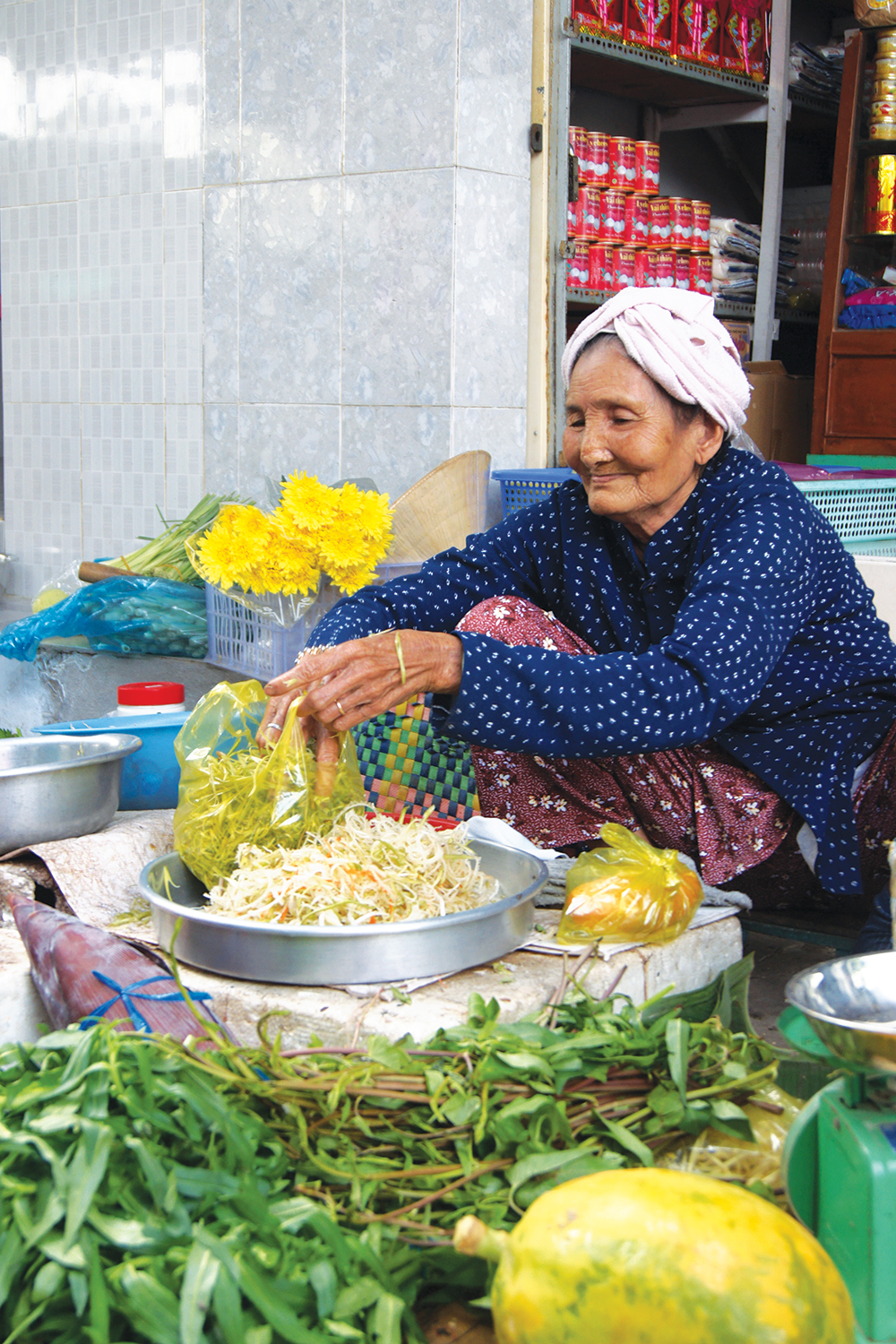 Cụ già 80 tuổi bán rau mỗi ngày kiếm tiền tặng người nghèo