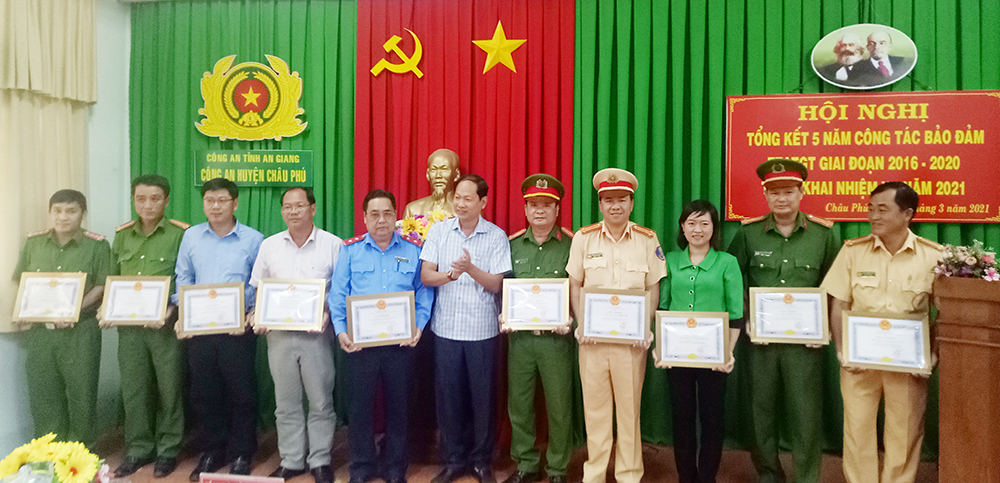 Châu Phú tiếp tục tăng cường các biện pháp đảm bảo trật tự an toàn giao thông