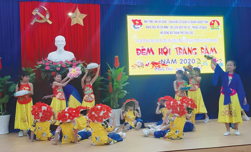 Nữ cán bộ Đoàn nhiệt huyết, tận tâm