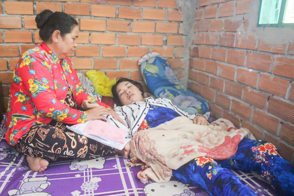 Mẹ bệnh nặng không tiền chữa trị, 3 con thơ nương nhờ bà ngoại nghèo