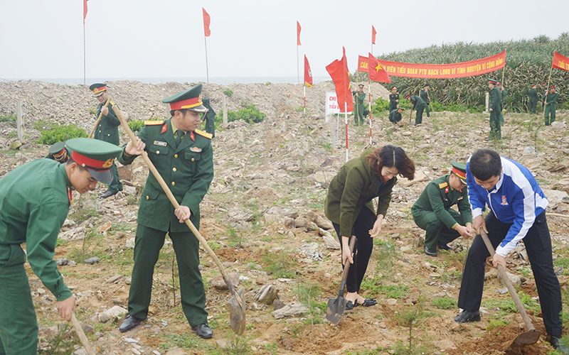 Sát cánh cùng nhân dân trên đảo tiền tiêu