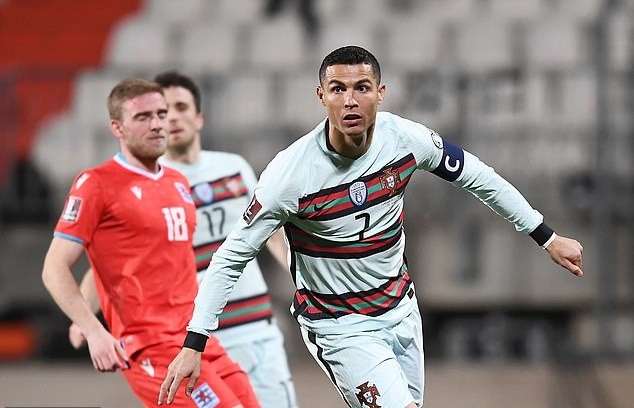 Ronaldo "giải khát", Bồ Đào Nha chiếm ngôi đầu bảng