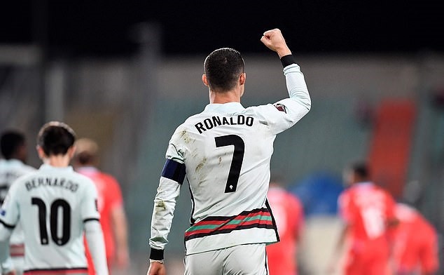 Ronaldo "giải khát", Bồ Đào Nha chiếm ngôi đầu bảng