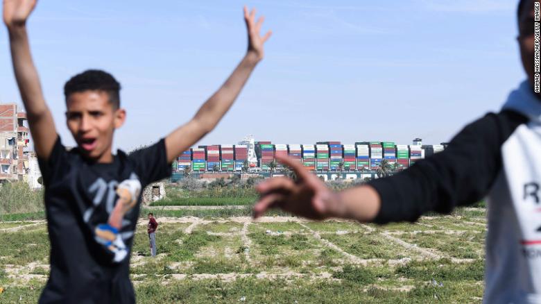 'Siêu trăng giun' trợ lực giải phóng tàu container mắc kẹt trên kênh Suez
