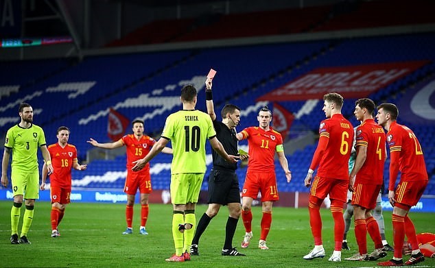 Sao MU hóa người hùng, xứ Wales thắng nghẹt thở CH Séc