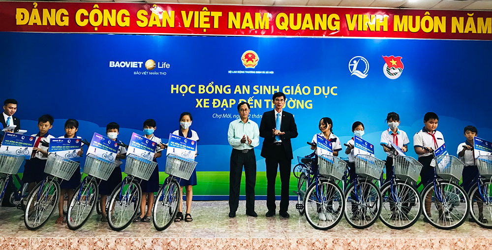 Trao 40 xe đạp cho học sinh nghèo huyện Chợ Mới