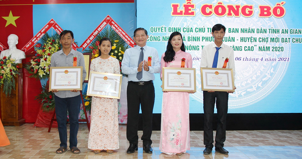 Bình Phước Xuân đón bằng của Chủ tịch UBND tỉnh An Giang công nhận đạt chuẩn “Xã nông thôn mới nâng cao”