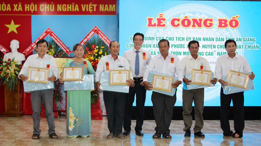 Bình Phước Xuân đón bằng của Chủ tịch UBND tỉnh An Giang công nhận đạt chuẩn “Xã nông thôn mới nâng cao”