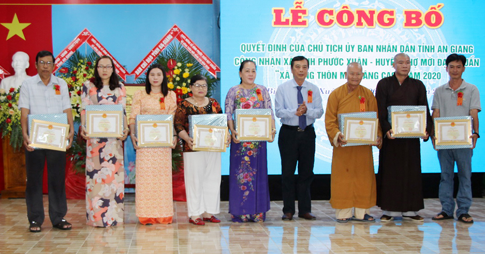 Bình Phước Xuân đón bằng của Chủ tịch UBND tỉnh An Giang công nhận đạt chuẩn “Xã nông thôn mới nâng cao”