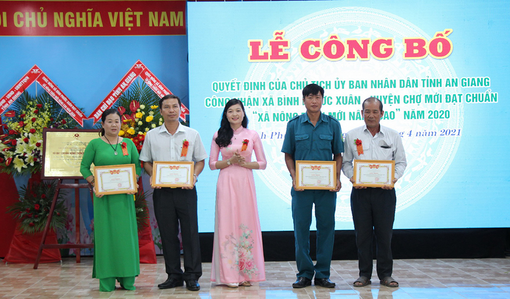Bình Phước Xuân đón bằng của Chủ tịch UBND tỉnh An Giang công nhận đạt chuẩn “Xã nông thôn mới nâng cao”
