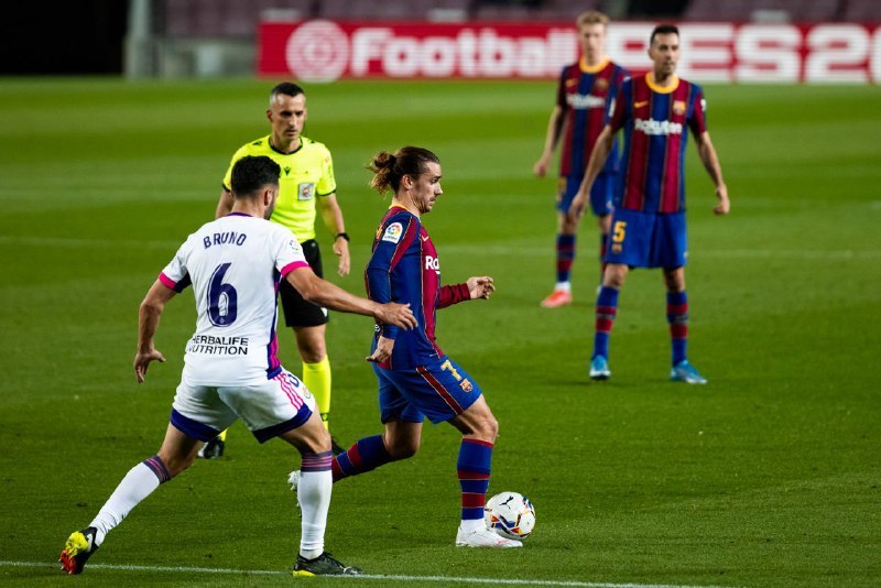 Thắng nhờ trọng tài, Barca hâm nóng Siêu kinh điển