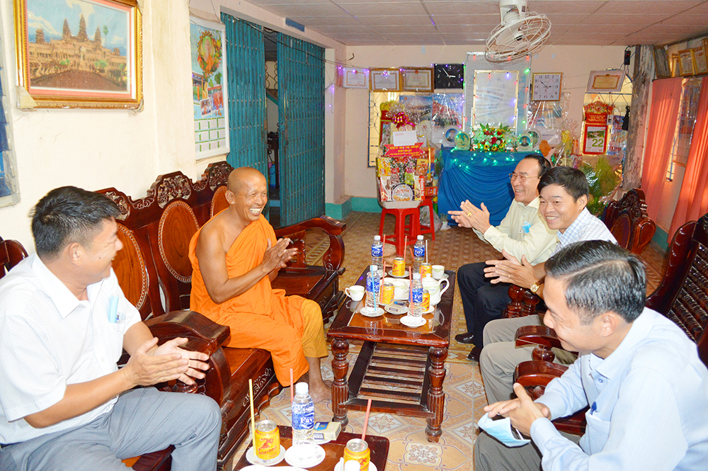 Bí thư Huyện ủy Tịnh Biên chúc Tết Chol Chnam Thmay