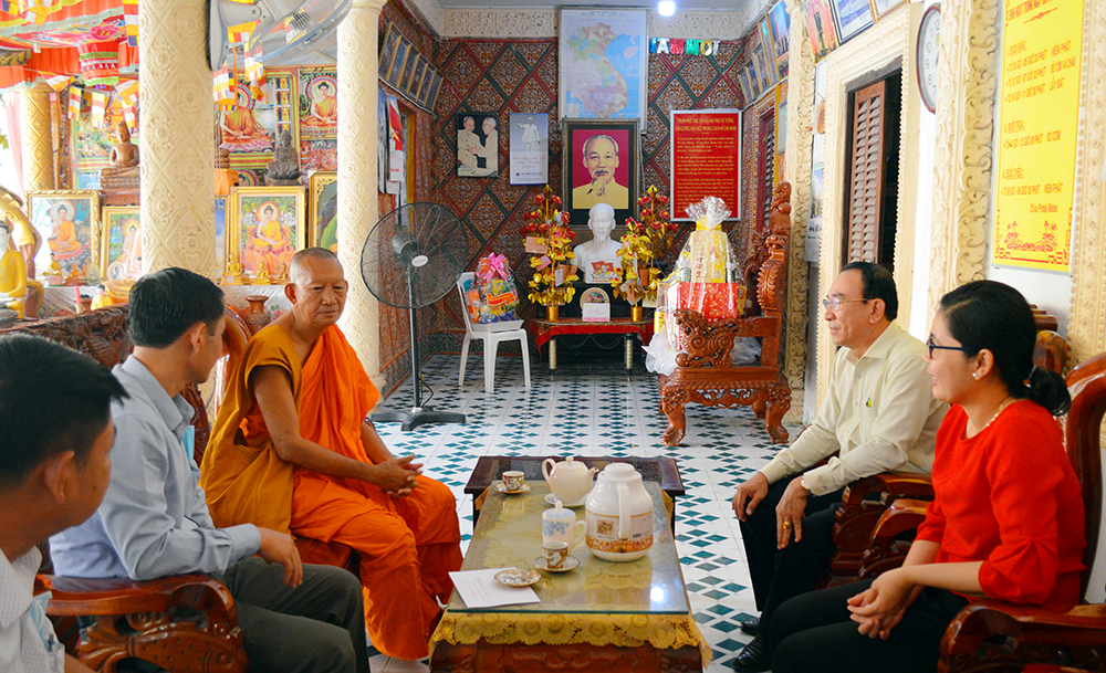 Bí thư Huyện ủy Tịnh Biên chúc Tết Chol Chnam Thmay