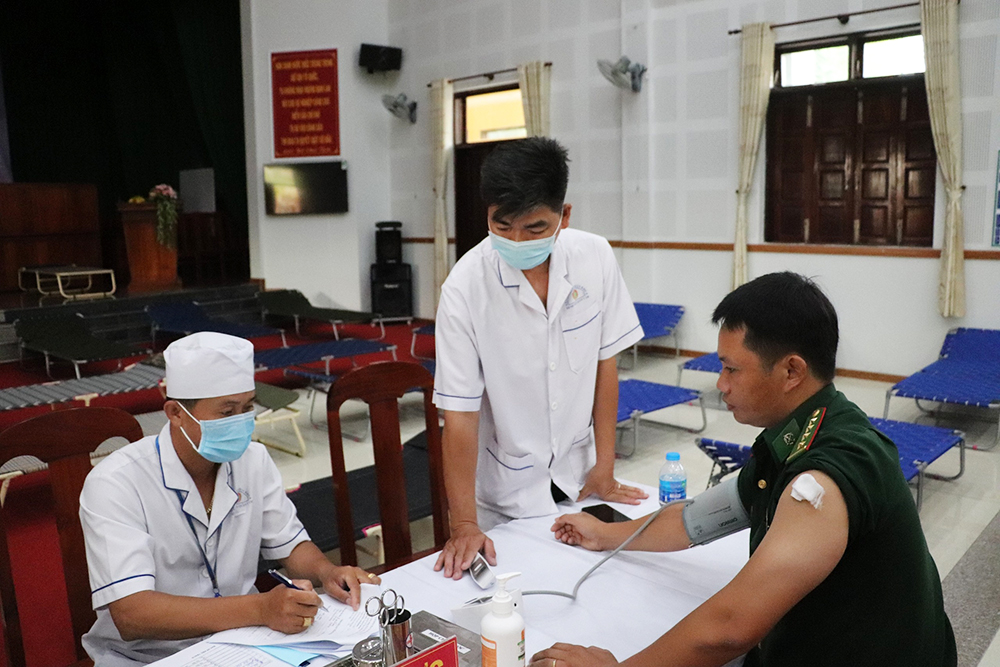 Cán bộ, chiến sĩ Bộ đội Biên phòng An Giang được tiêm vaccine phòng COVID-19