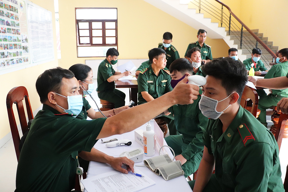 Cán bộ, chiến sĩ Bộ đội Biên phòng An Giang được tiêm vaccine phòng COVID-19