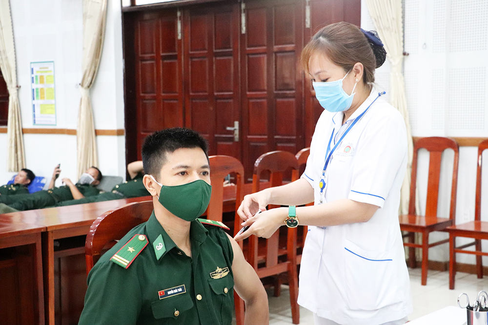 Cán bộ, chiến sĩ Bộ đội Biên phòng An Giang được tiêm vaccine phòng COVID-19