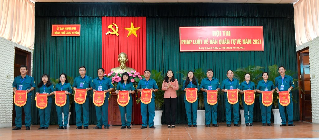 Hội thi pháp luật về dân quân tự vệ TP. Long Xuyên