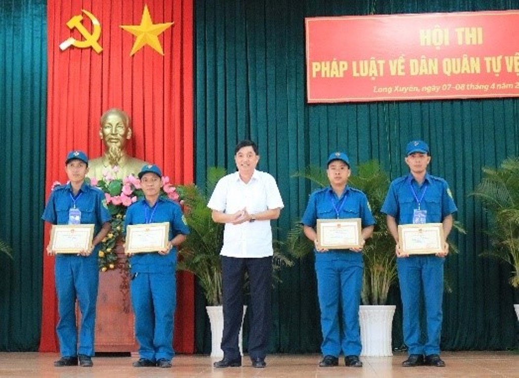 Hội thi pháp luật về dân quân tự vệ TP. Long Xuyên