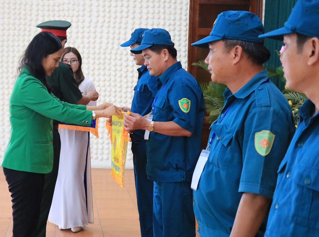 Hội thi pháp luật về dân quân tự vệ TP. Long Xuyên