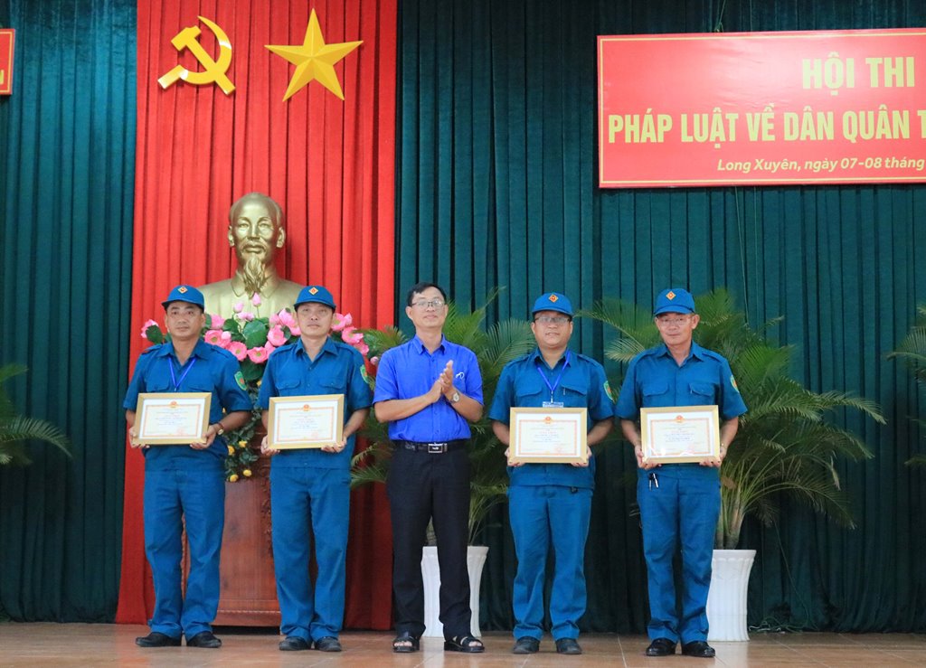 Hội thi pháp luật về dân quân tự vệ TP. Long Xuyên