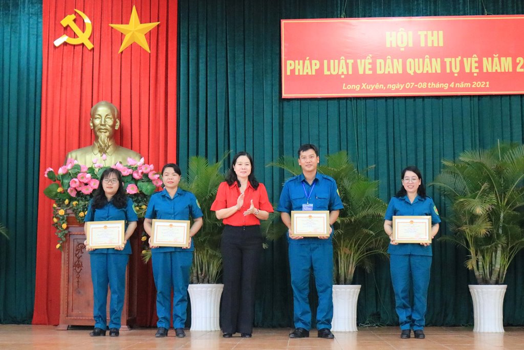Hội thi pháp luật về dân quân tự vệ TP. Long Xuyên