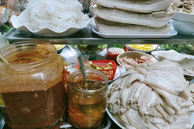 Ghé xứ Đà thành, nhớ thương mãi món bánh tráng cuốn thịt heo