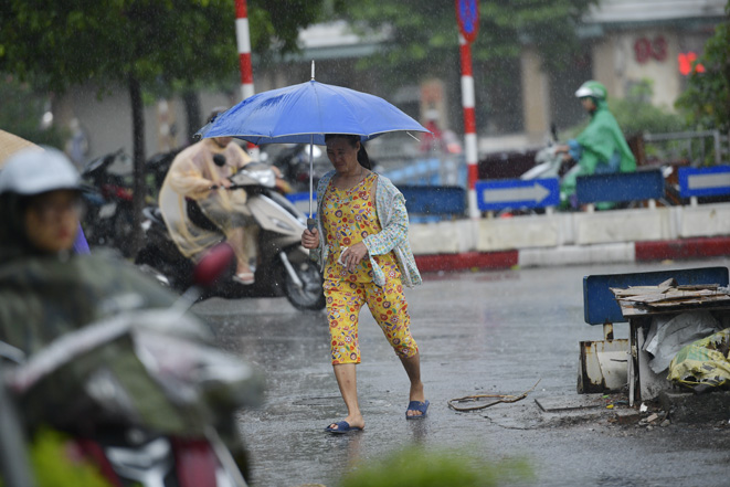 Không khí lạnh gây mưa rào, dông ở Bắc Bộ và Trung Bộ