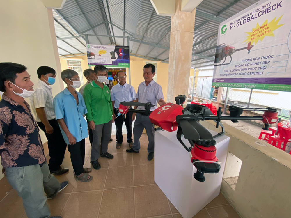 Phun thuốc bằng máy bay không người lái cho hiệu quả cao