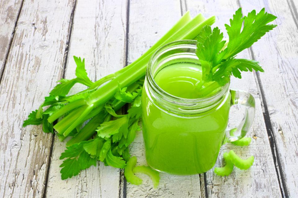 Lý do nhiều người uống nước ép cần tây để giảm cân