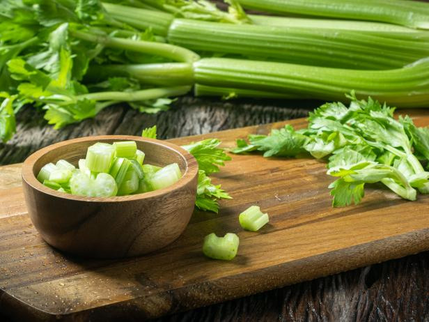 Lý do nhiều người uống nước ép cần tây để giảm cân