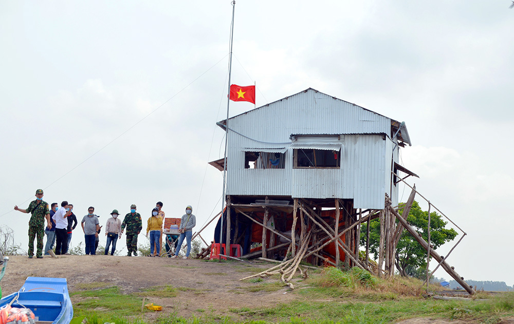 Một ngày ở chốt phòng, chống dịch Covid-19 mùa nắng đổ