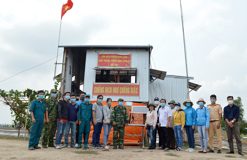 Một ngày ở chốt phòng, chống dịch Covid-19 mùa nắng đổ