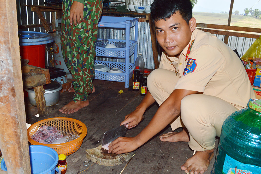 Một ngày ở chốt phòng, chống dịch Covid-19 mùa nắng đổ