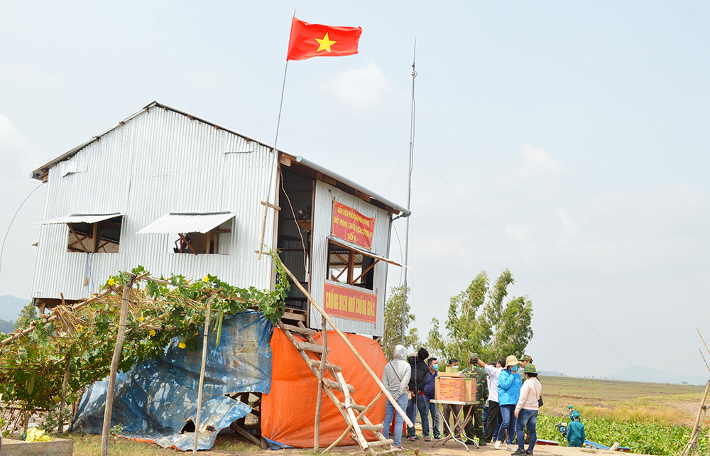Một ngày ở chốt phòng, chống dịch Covid-19 mùa nắng đổ