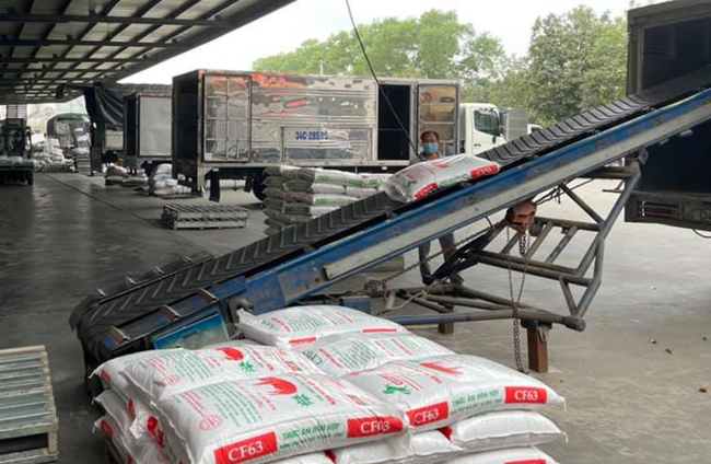 Giá thức ăn chăn nuôi tăng “chóng mặt”... người nuôi lo khó cầm cự