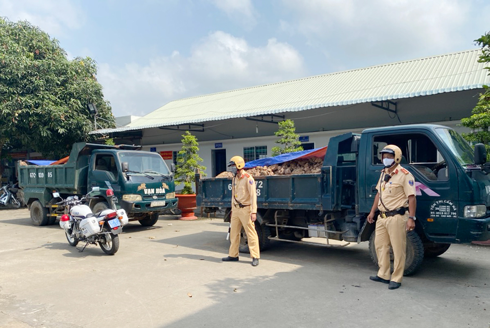 Chợ Mới: Lập biên bản 26 trường hợp vi phạm, tạm giữ 21 phương tiện xe tải chở đất mặt