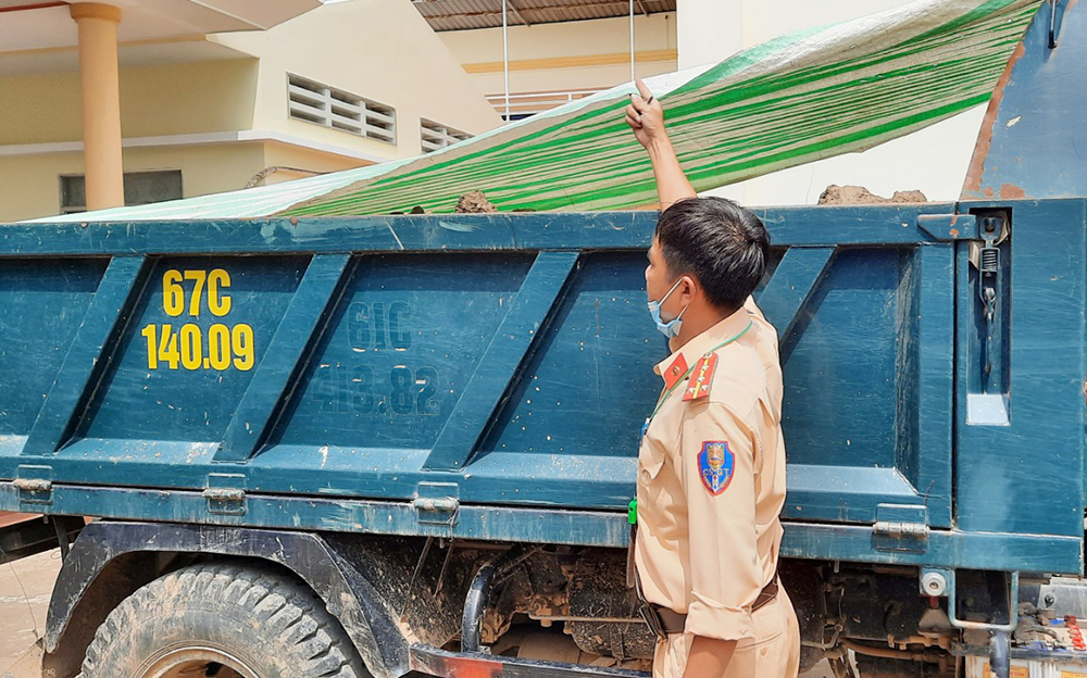 Chợ Mới: Lập biên bản 26 trường hợp vi phạm, tạm giữ 21 phương tiện xe tải chở đất mặt