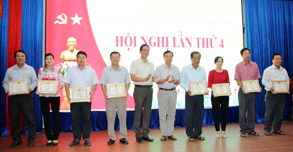 Chợ Mới: Khen thưởng 8 tập thể có thành tích xuất sắc trong thực hiện 4 đề án