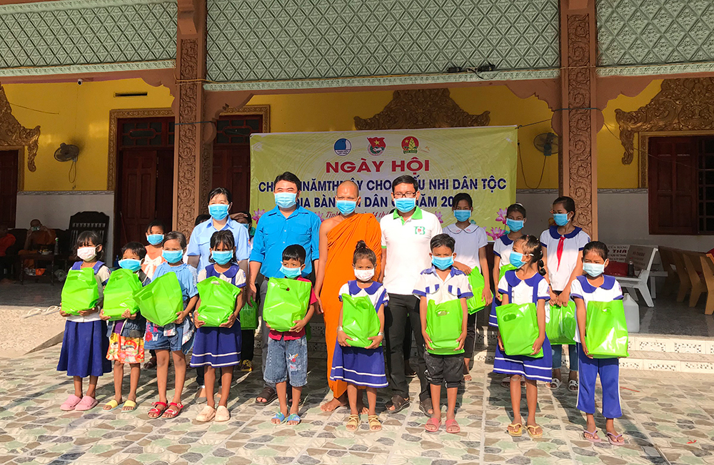 Sân chơi hào hứng cho trẻ em người dân tộc thiểu số Khmer nhân dịp Tết Chol Chnam Thmay