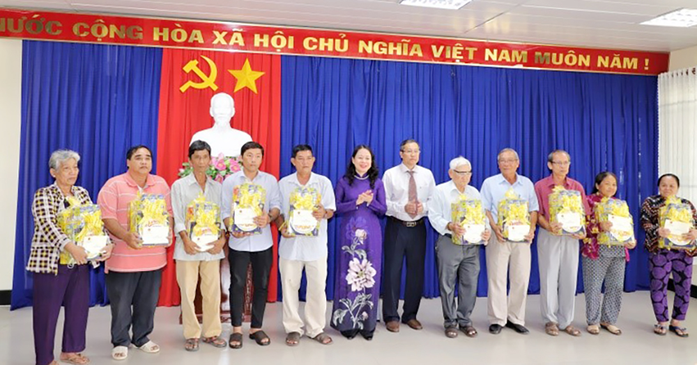 Phó Chủ tịch nước, Bí thư Tỉnh ủy An Giang Võ Thị Ánh Xuân dâng hương Chủ tịch Tôn Đức Thắng và tặng quà gia đình chính sách