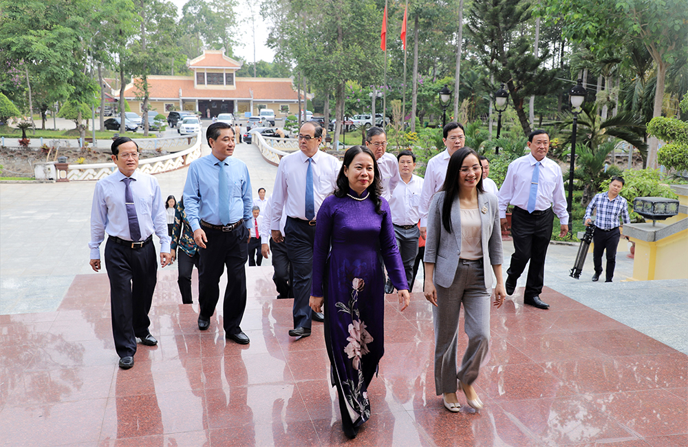 Phó Chủ tịch nước, Bí thư Tỉnh ủy An Giang Võ Thị Ánh Xuân dâng hương Chủ tịch Tôn Đức Thắng và tặng quà gia đình chính sách