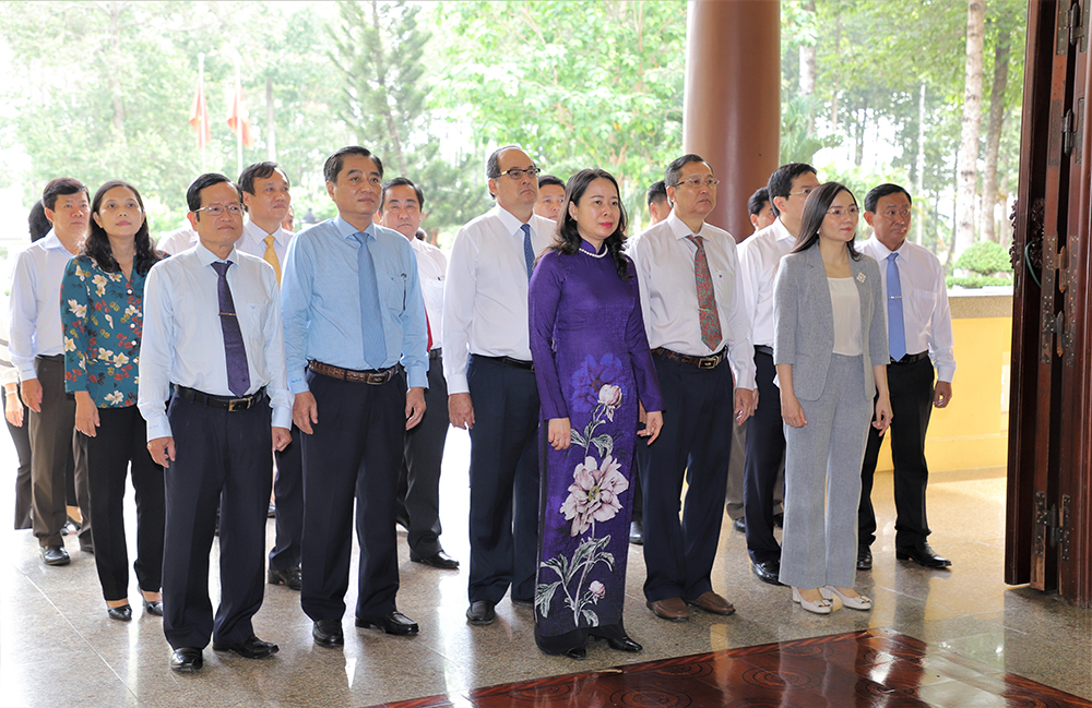 Phó Chủ tịch nước, Bí thư Tỉnh ủy An Giang Võ Thị Ánh Xuân dâng hương Chủ tịch Tôn Đức Thắng và tặng quà gia đình chính sách