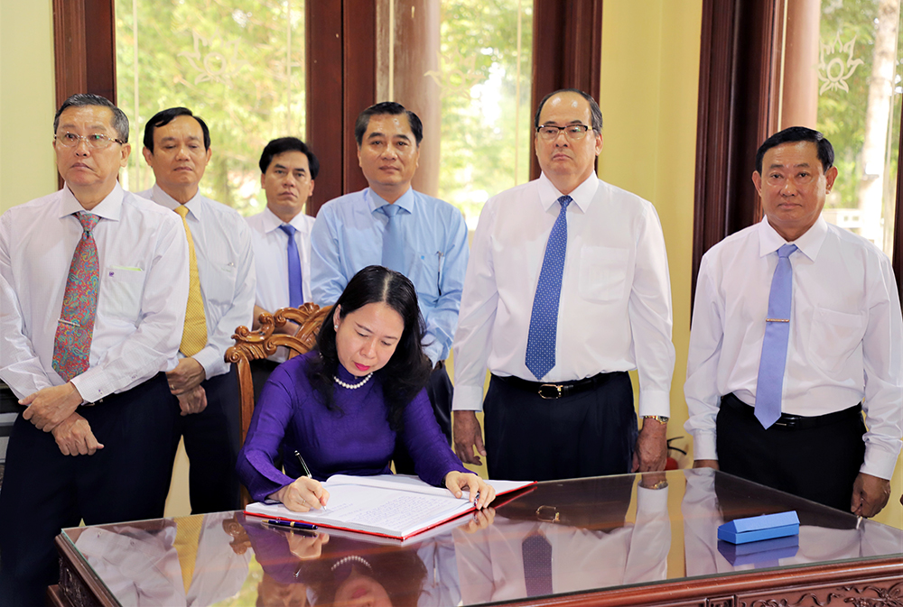 Phó Chủ tịch nước, Bí thư Tỉnh ủy An Giang Võ Thị Ánh Xuân dâng hương Chủ tịch Tôn Đức Thắng và tặng quà gia đình chính sách