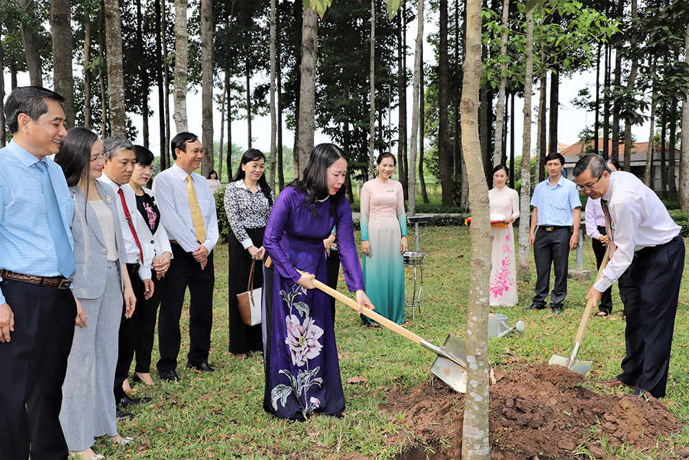 Phó Chủ tịch nước, Bí thư Tỉnh ủy An Giang Võ Thị Ánh Xuân dâng hương Chủ tịch Tôn Đức Thắng và tặng quà gia đình chính sách