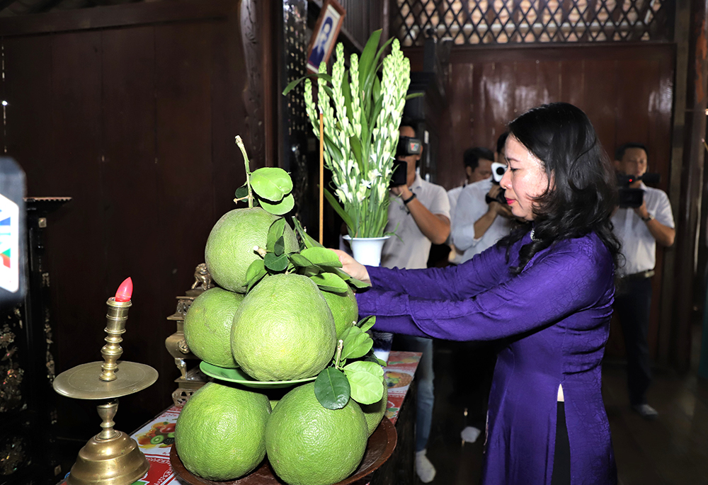 Phó Chủ tịch nước, Bí thư Tỉnh ủy An Giang Võ Thị Ánh Xuân dâng hương Chủ tịch Tôn Đức Thắng và tặng quà gia đình chính sách
