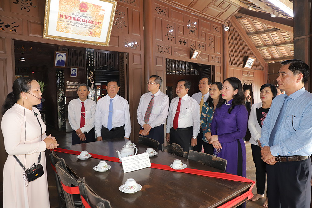 Phó Chủ tịch nước, Bí thư Tỉnh ủy An Giang Võ Thị Ánh Xuân dâng hương Chủ tịch Tôn Đức Thắng và tặng quà gia đình chính sách