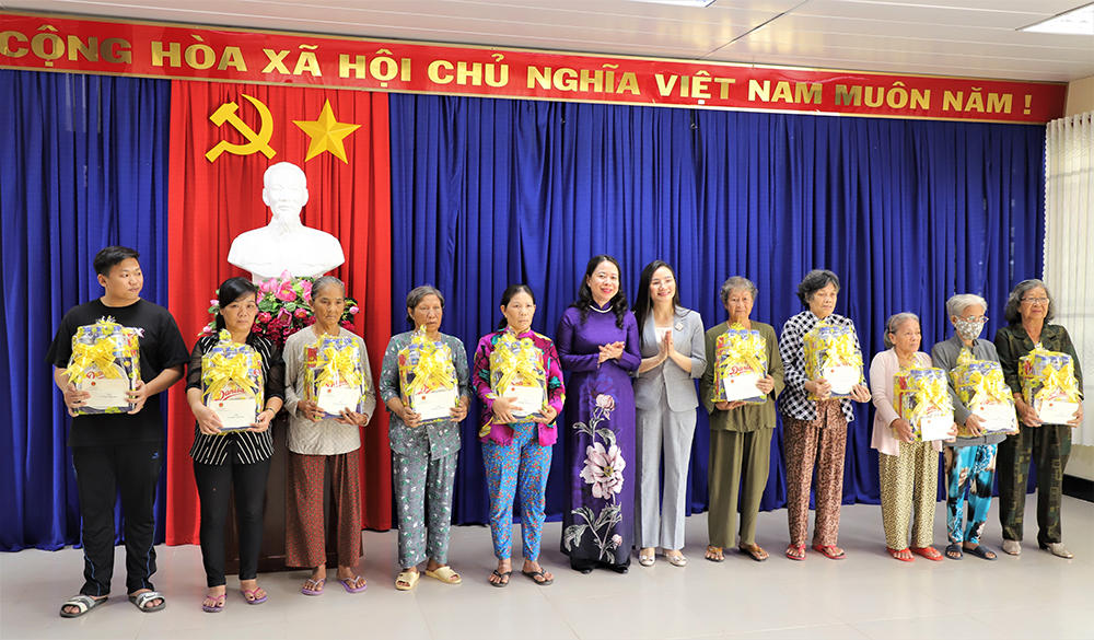 Phó Chủ tịch nước, Bí thư Tỉnh ủy An Giang Võ Thị Ánh Xuân dâng hương Chủ tịch Tôn Đức Thắng và tặng quà gia đình chính sách