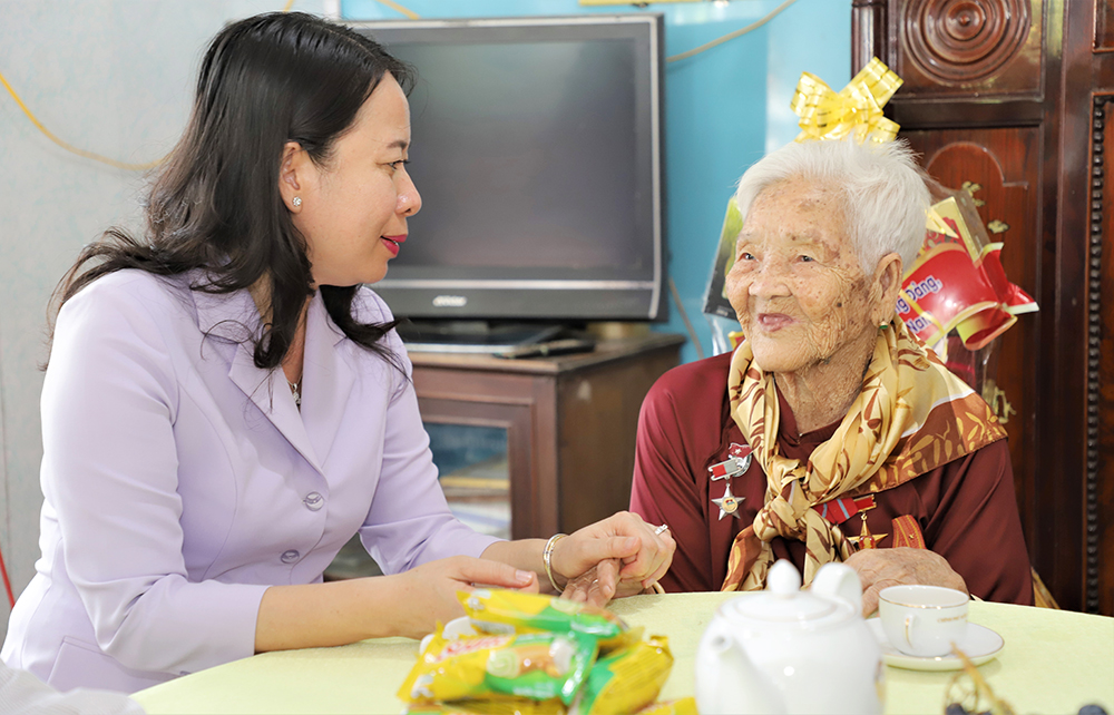 Phó Chủ tịch nước, Bí thư Tỉnh ủy An Giang Võ Thị Ánh Xuân dâng hương Chủ tịch Tôn Đức Thắng và tặng quà gia đình chính sách